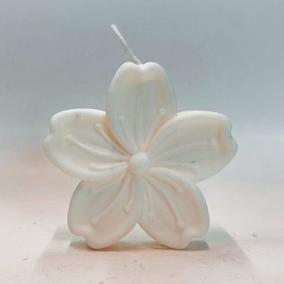Bloemen vorm kaars